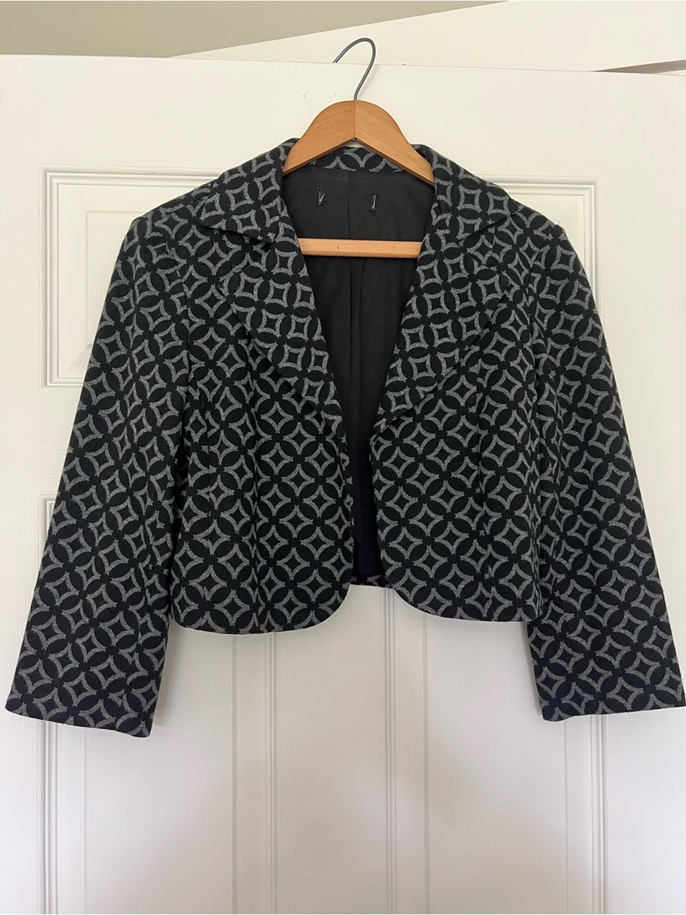 Women's Black & Gray Patterned Cropped Jacket